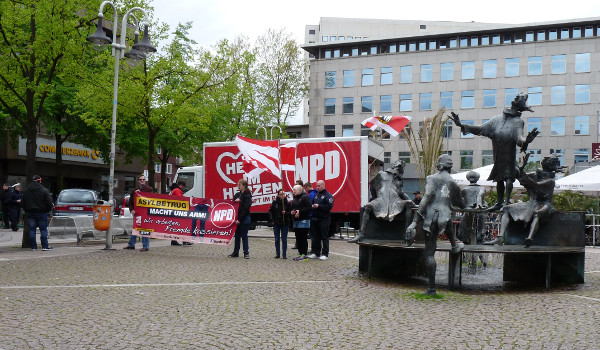 Ein trauriges Häuflein: NPD-Parteisoldaten, angekarrt aus ganz NRW