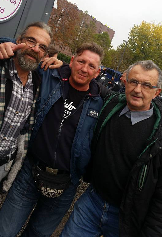 Karl-Heinz Anton (Lünen), Andreas “Kalle” Kraul (Herne) und Branco Barkic (Bochum) bei „HoGeSa 2.0“ am 25.10.2016 in Köln